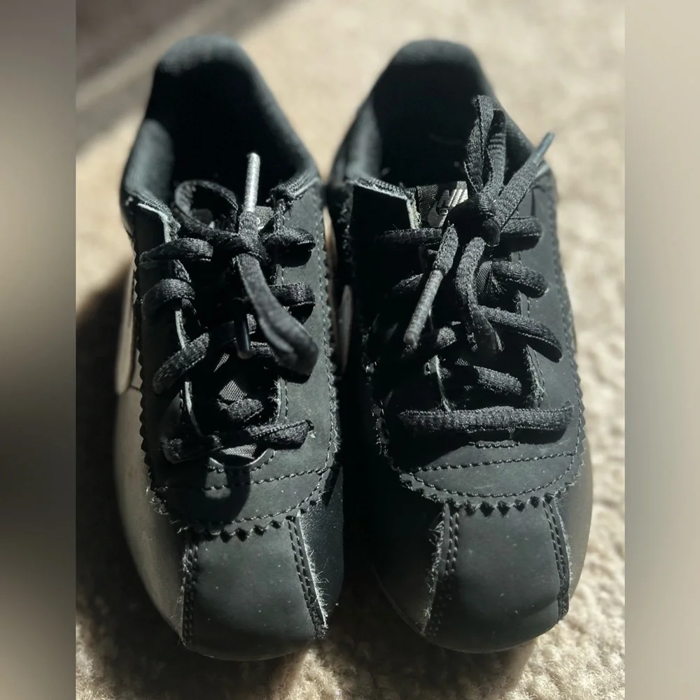 Nike Kids Black and White Cortez Sneakers Size 10 - Picture 3 of 4
